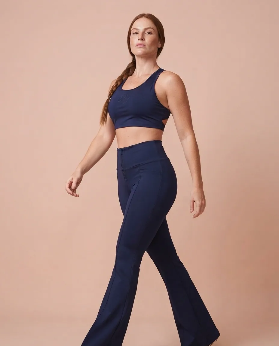 Conjunto Flare Azul Marinho Fitness — No corpo