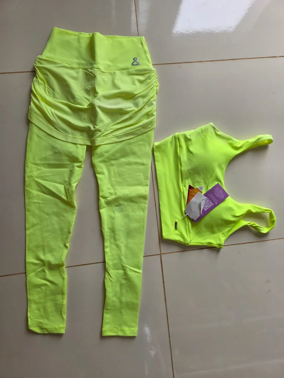 Conjunto Fitness Amarelo Limão com Saia — Foto real, sem filtro