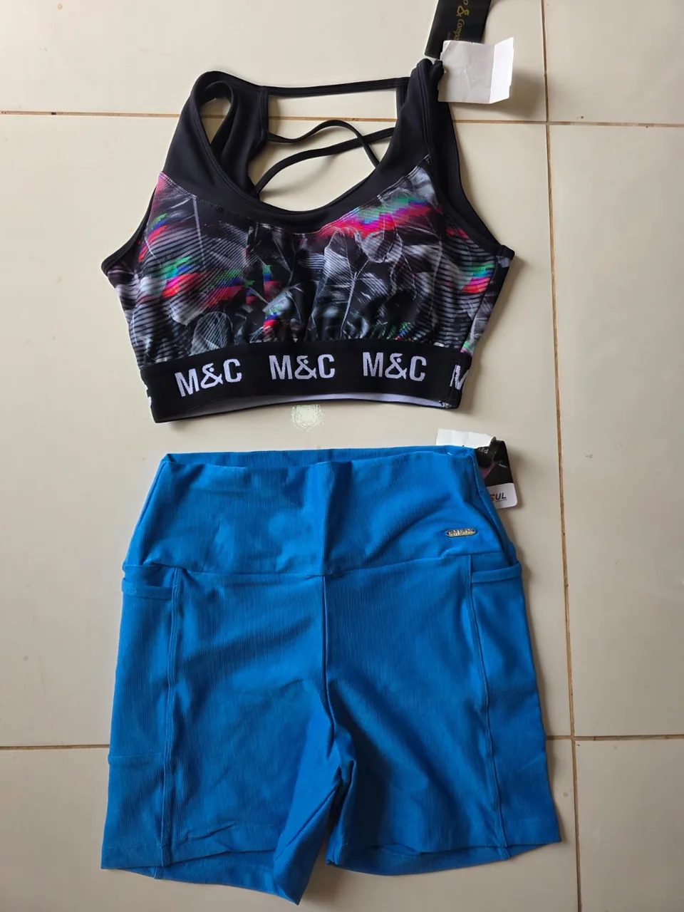 Conjunto Fitness Top Estampado e Short Azul — Foto real, sem filtro