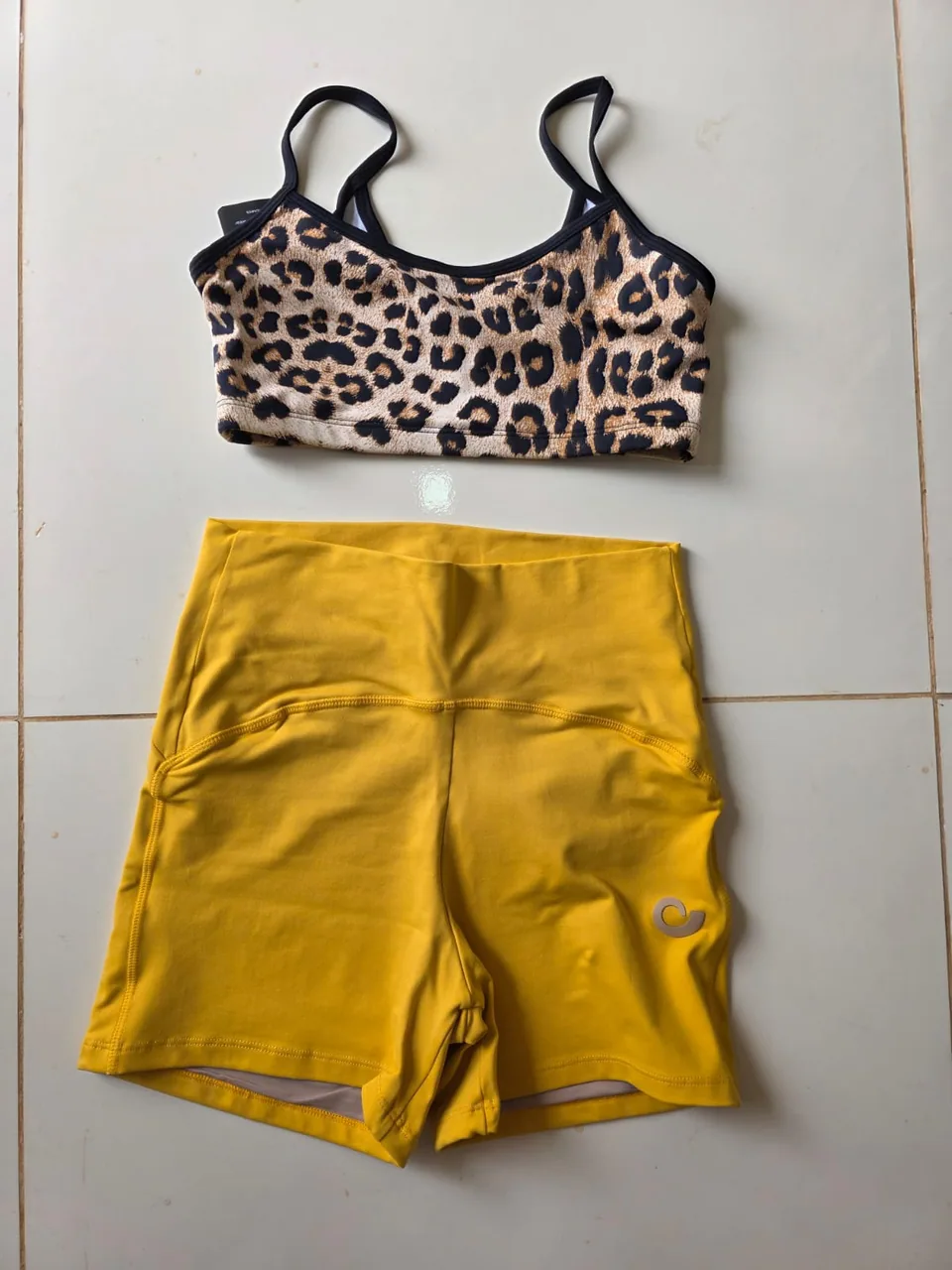 Conjunto Fitness Onça e Amarelo — Foto real, sem filtro