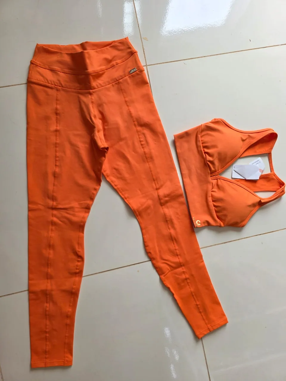 Conjunto Fitness Laranja Cajubrasil — Foto real, sem filtro