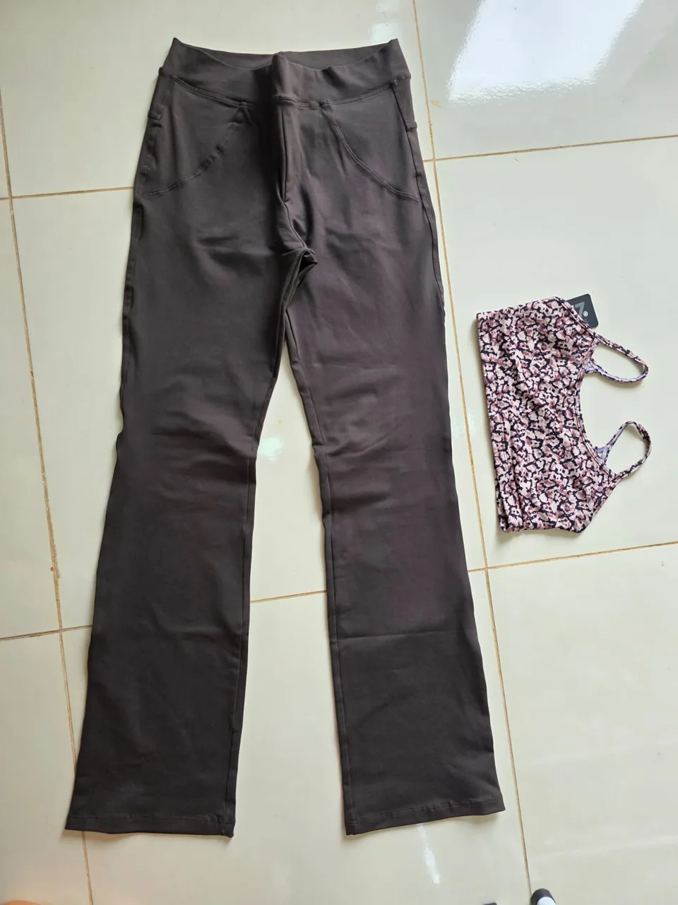 Conjunto Calça Flare com Top Estampado — Foto real, sem filtro