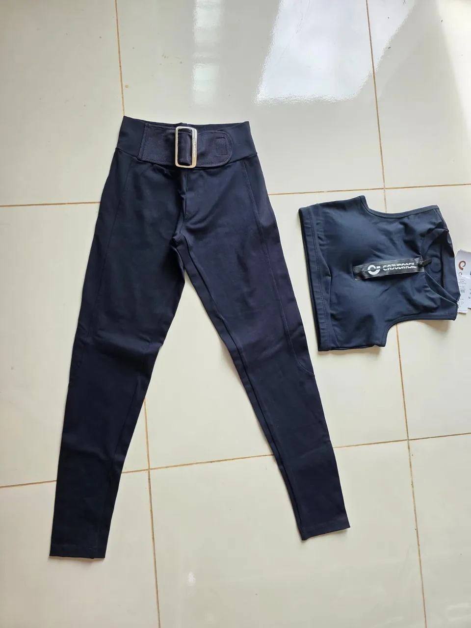 Conjunto preto Cajubrasil com cinto — Foto real, sem filtro