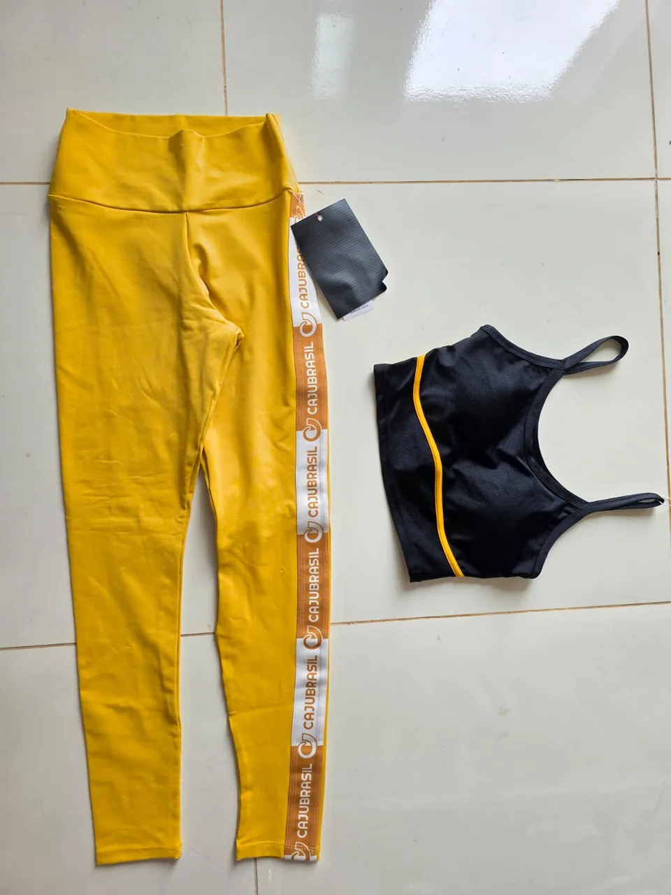 Conjunto Caju Brasil amarelo e preto — Foto real, sem filtro