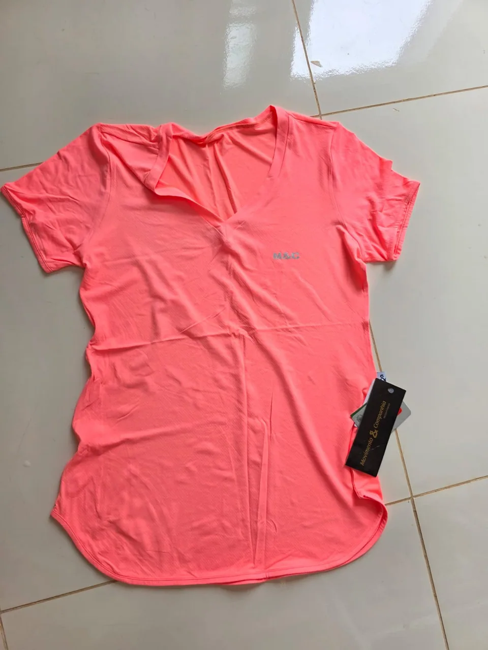 Blusa Rosa Neon Fitness Movimento & Companhia — Foto real, sem filtro