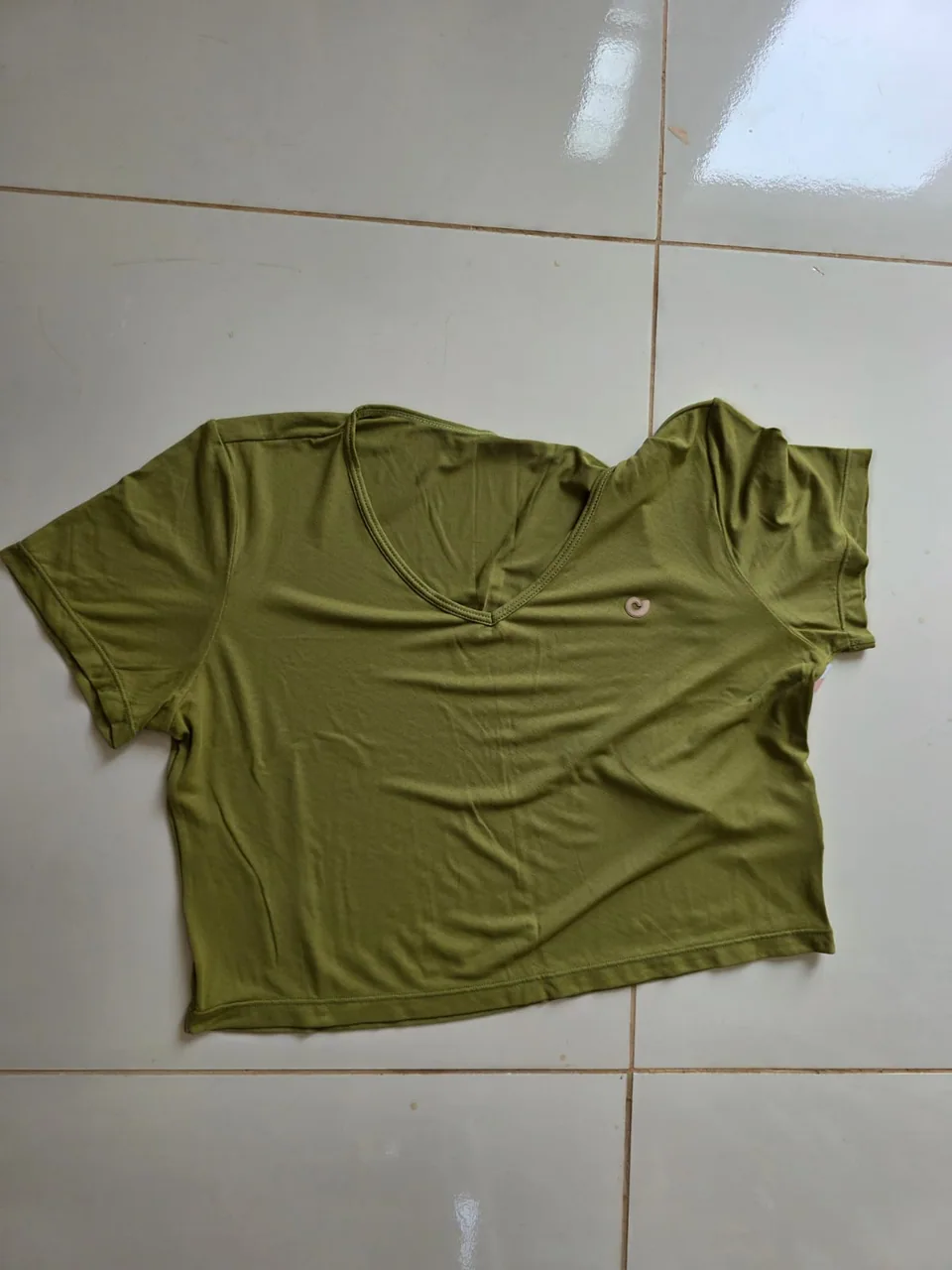 Blusa Verde Oliva Decote V Cajubrasil — Foto real, sem filtro