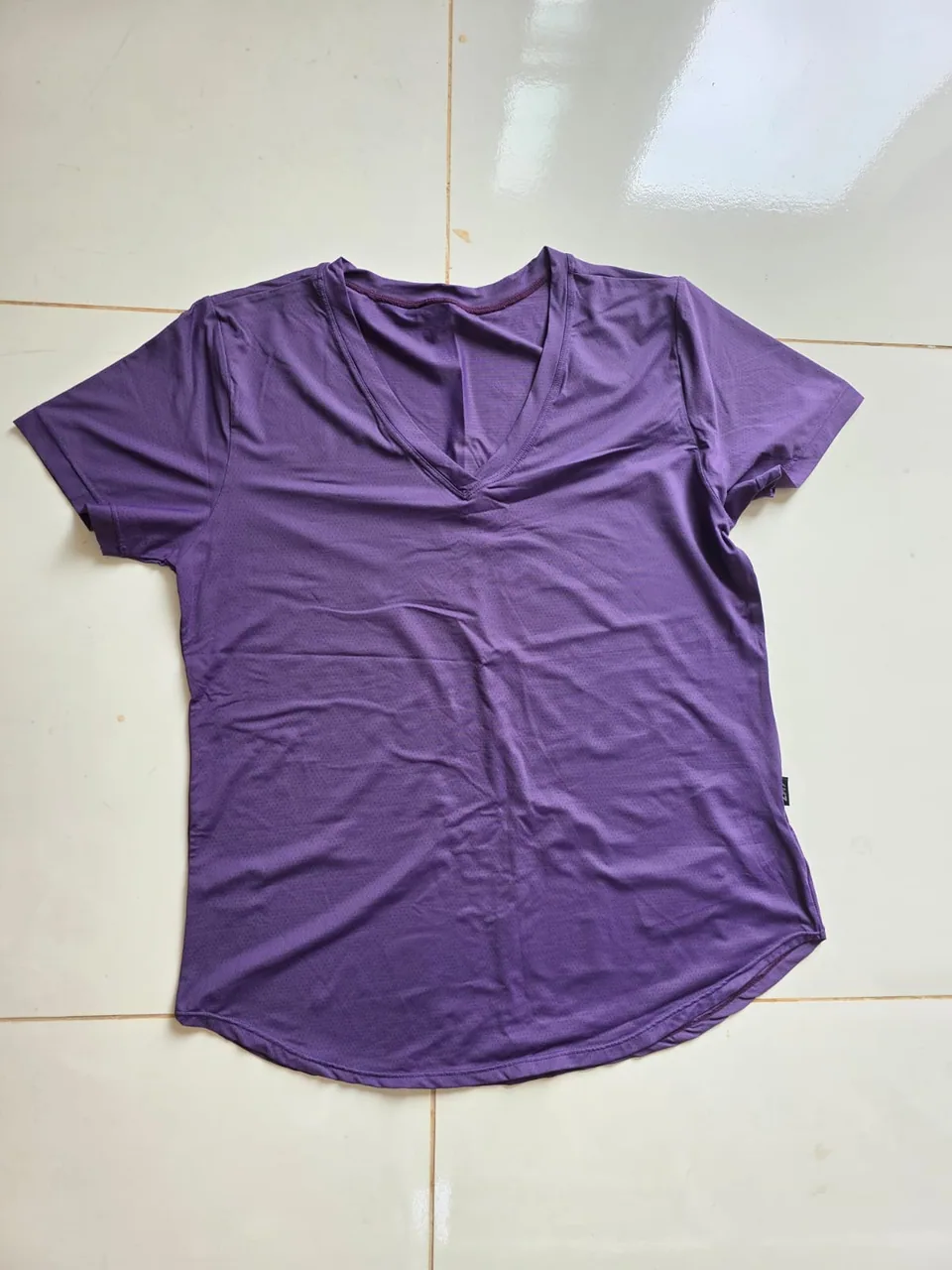 Blusa roxa fitness em malha furadinha — Foto real, sem filtro