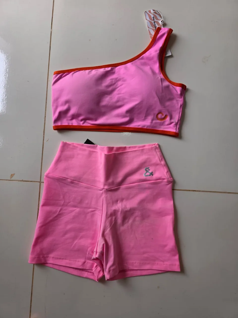 Conjunto Fitness Rosa com Viés Laranja — Foto real, sem filtro