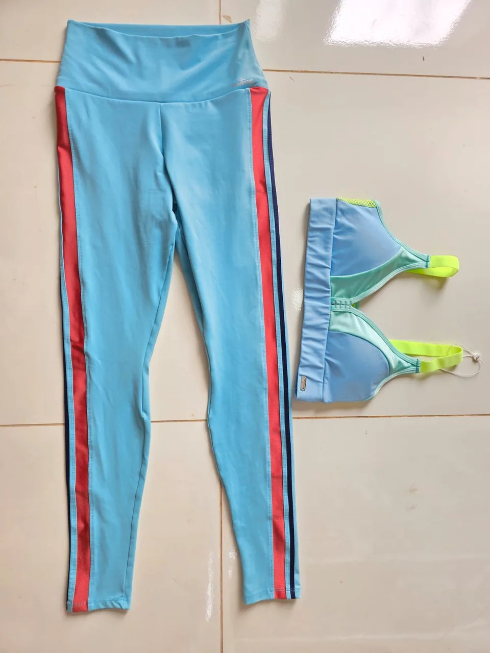 Conjunto fitness azul com listras Cajubrasil — Foto real, sem filtro