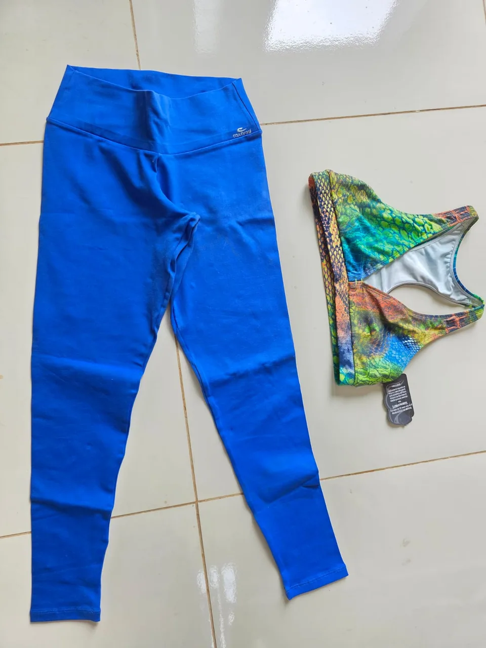Conjunto Legging Azul e Top Estampado — Foto real, sem filtro